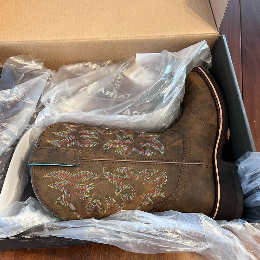 Ariat Delilah square toe women’s boots, size 7.5, NIB